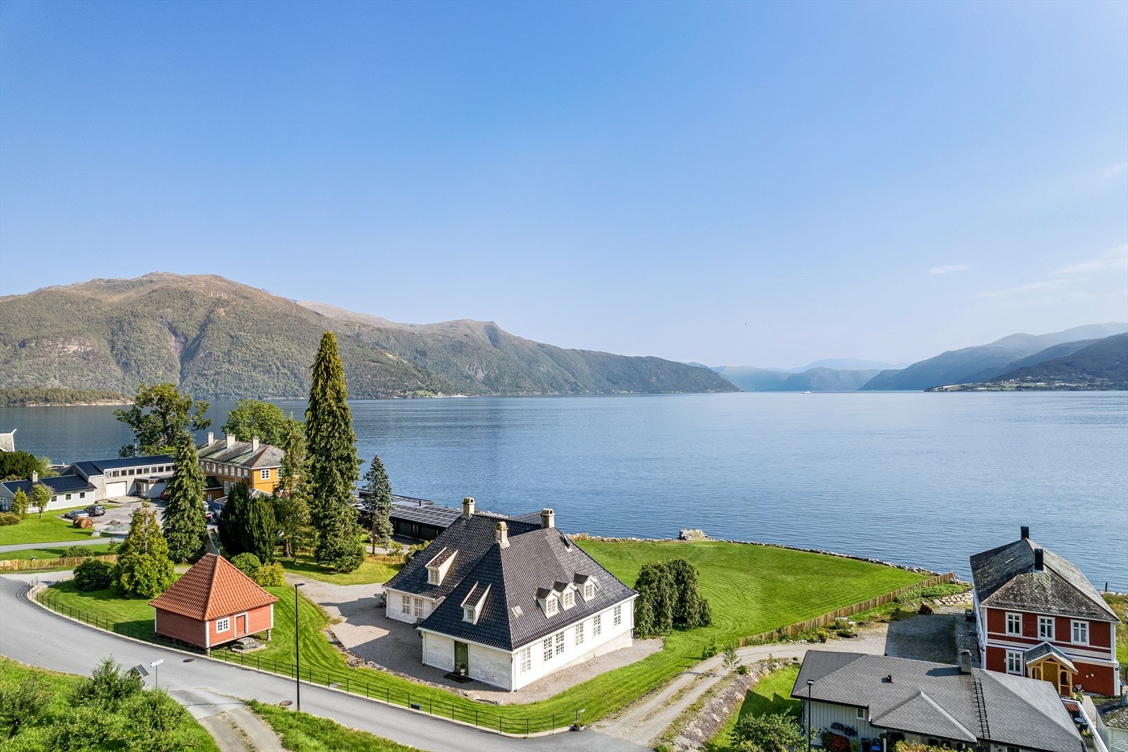 Eigedommen ligg sentralt, men alikevel tilbaketrekt i Balestrand... Galleribilde