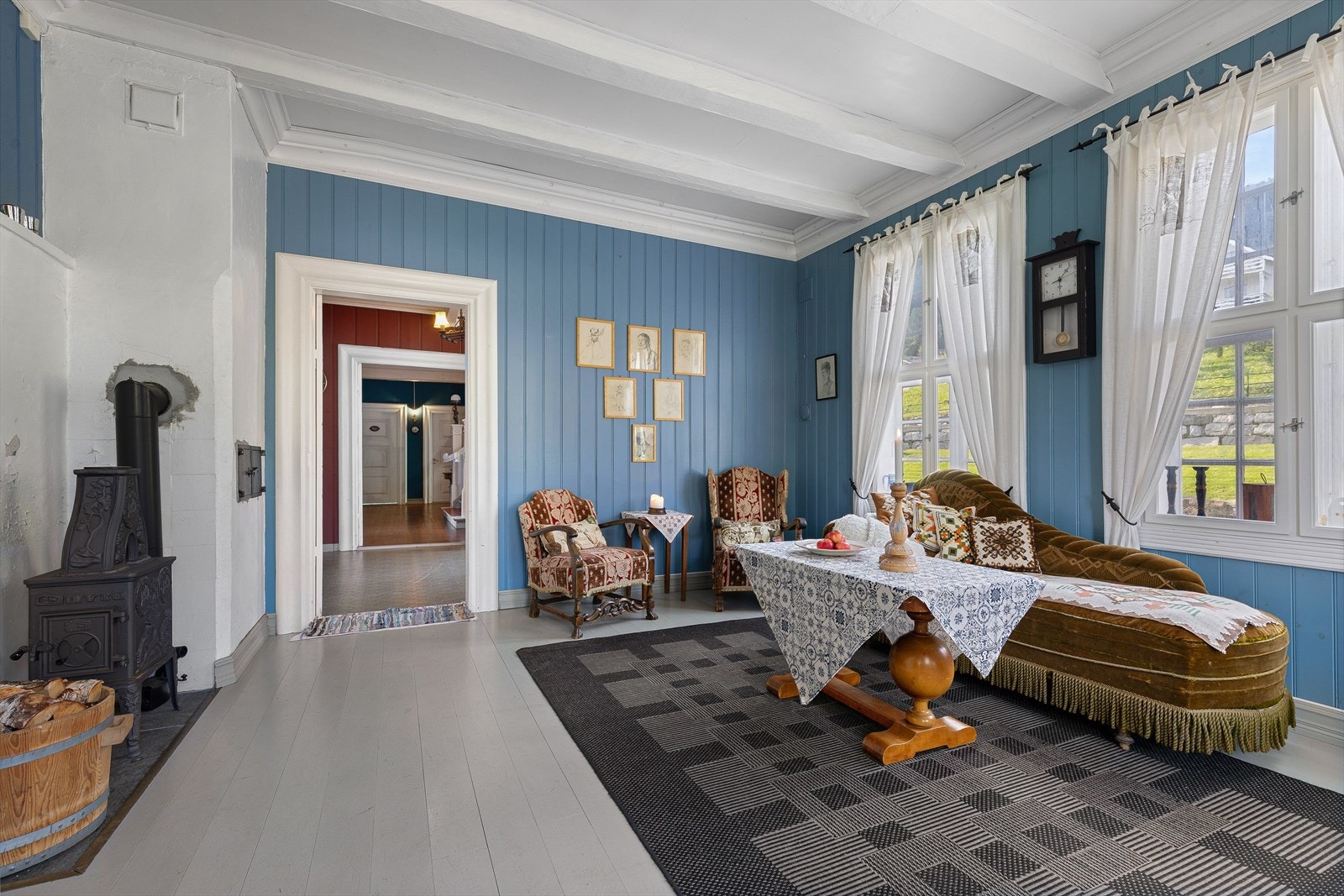 Daglegstove med store vindaugsflater som sikrar eit godt lysinnslepp og kan innreiast etter behov. Galleribilde