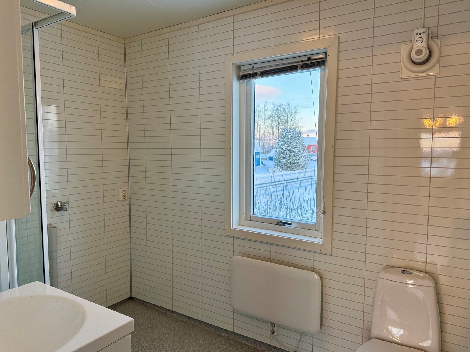 Bad med dusjkabinett og toalett. Opplegg til vaskemaskin Galleribilde