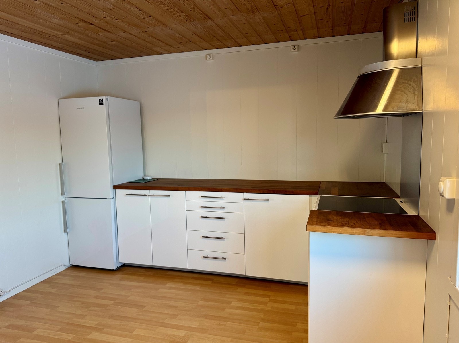 Bra med benkeplass og flater. Hvitevarer følger med Galleribilde