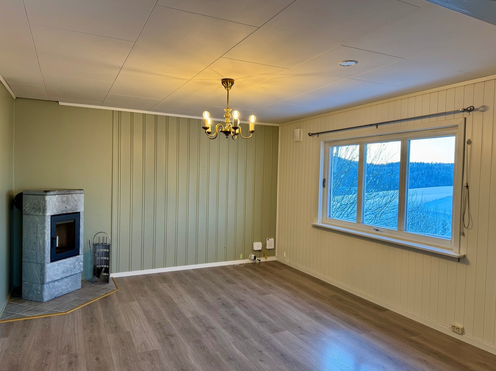 Fin stue med klebersteinsovn. Holder veldig godt på varmen og er svært effektiv Galleribilde