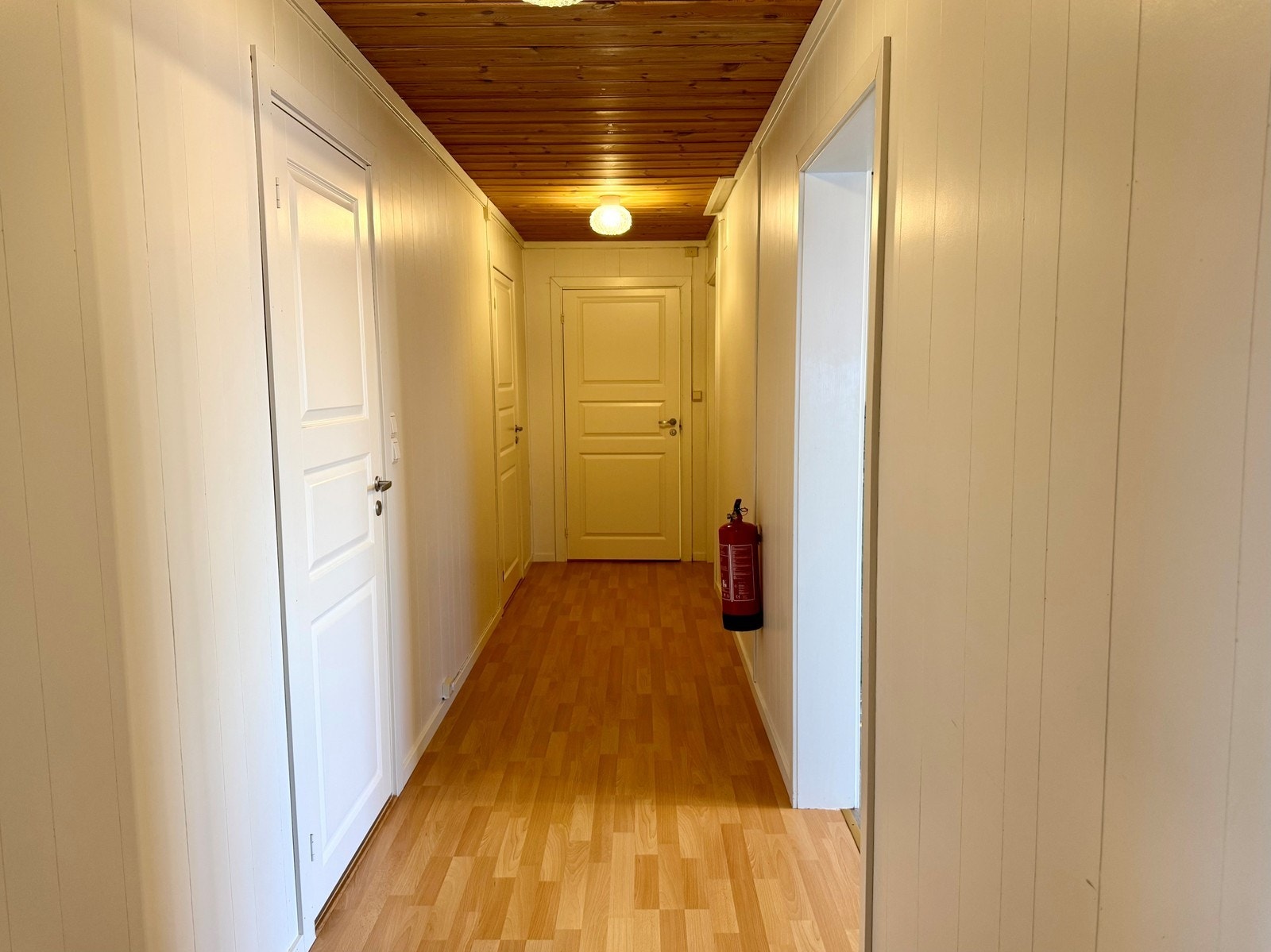 gang med dører inn til soverom og bad Galleribilde