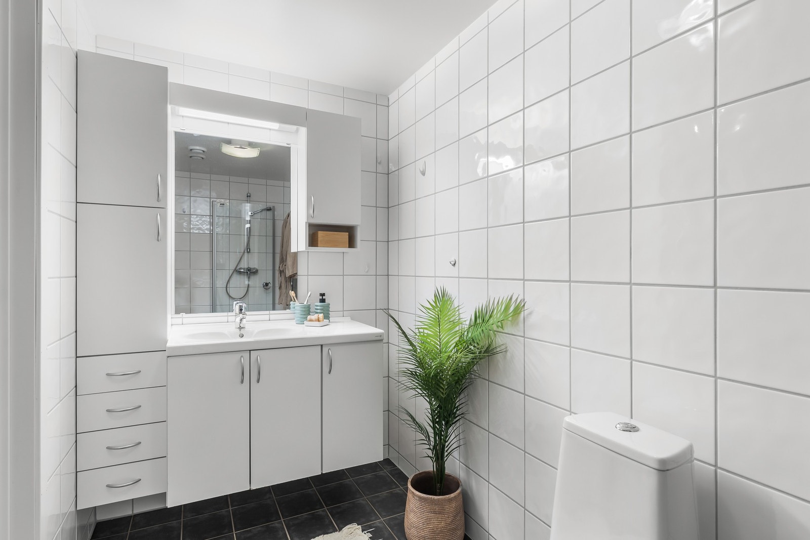 Pent flislagt bad på 4 kvm, med romslig baderomsinnredning og gulvvarme. Galleribilde