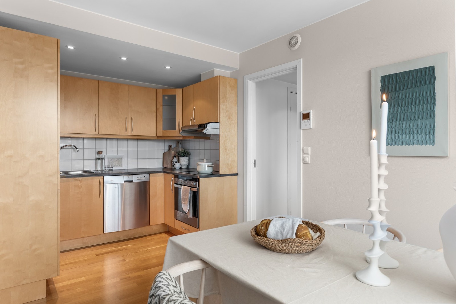 Kjøkkenet har glatte kjøkkenfronter og god oppbevaringsplass for redskap. Galleribilde