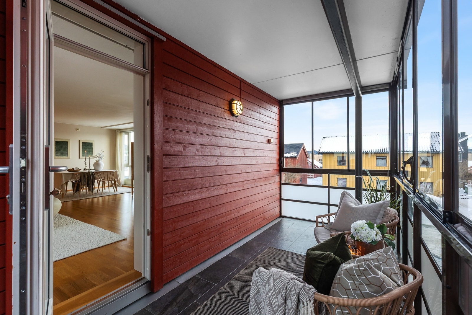 Utgang til balkong til stue. Galleribilde