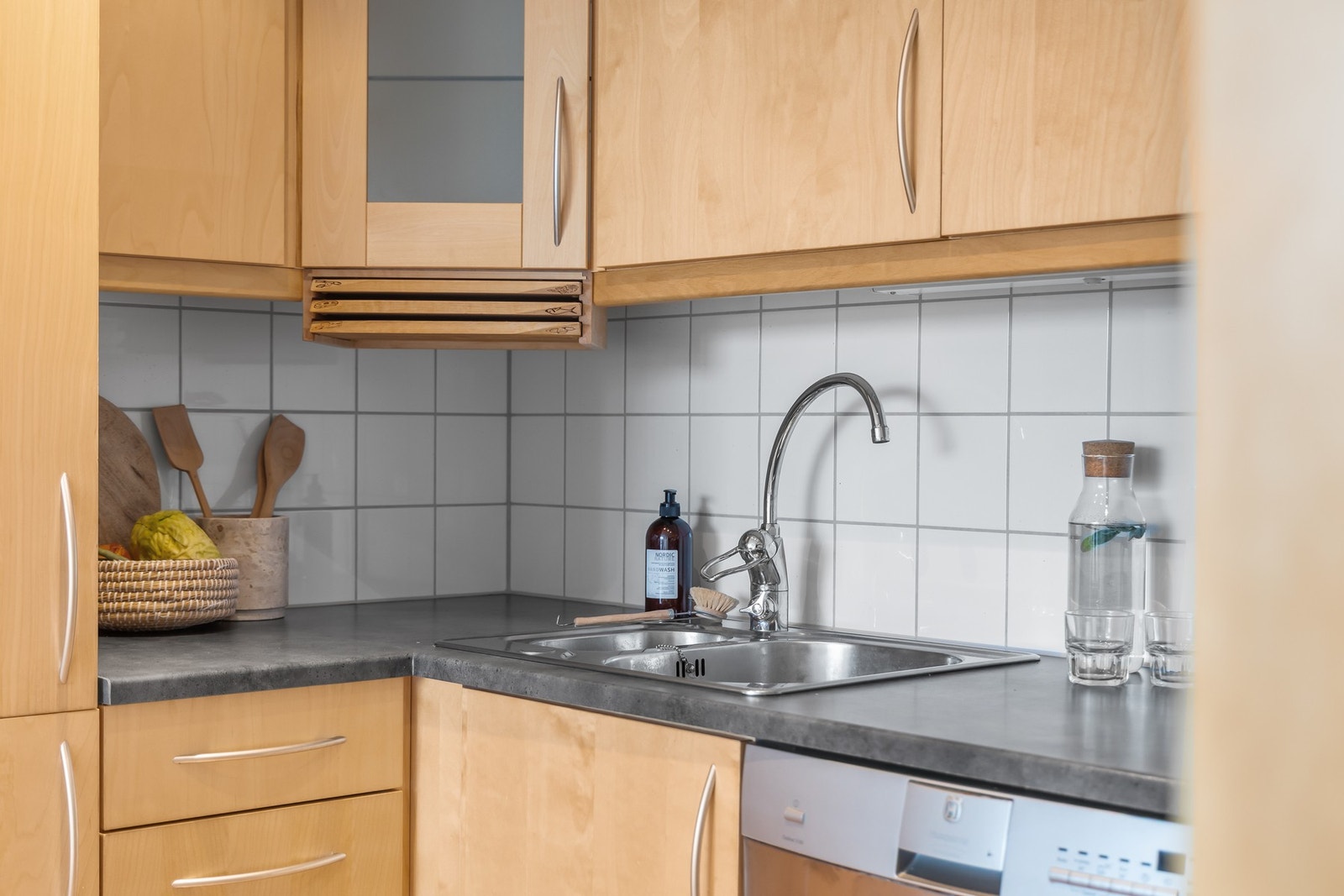 Godt med benkplass for matlaging. Galleribilde