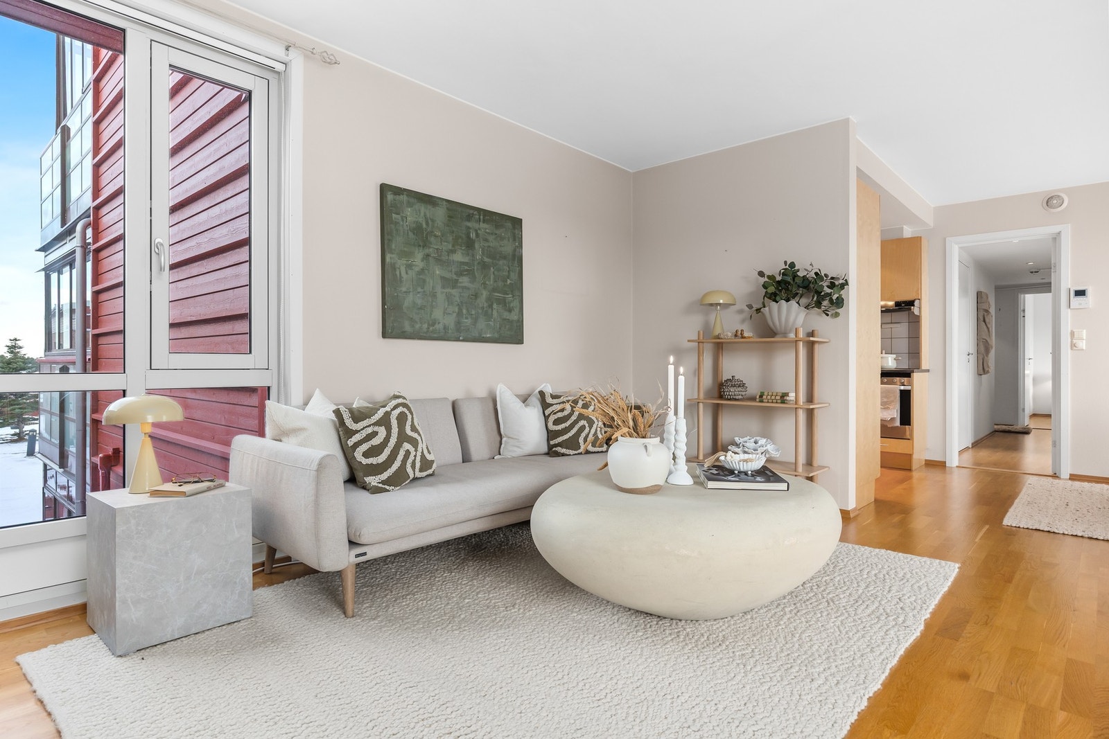 Fra eiendommen er det gangavstand til alle fasiliteter.
Nærbutikken ligger kun meter fra leiligheten. Galleribilde