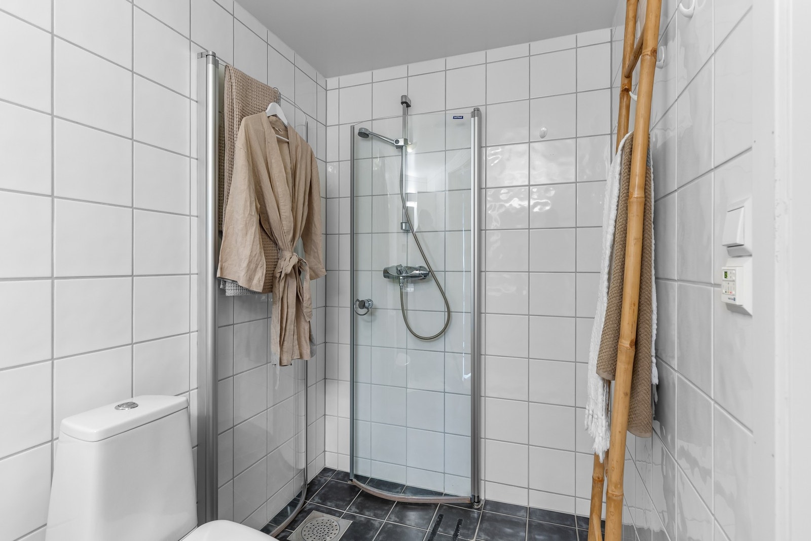 Utstyrt med innfellbare dusjdører, servant, servantskap, wc og mekanisk avtrekk. Galleribilde