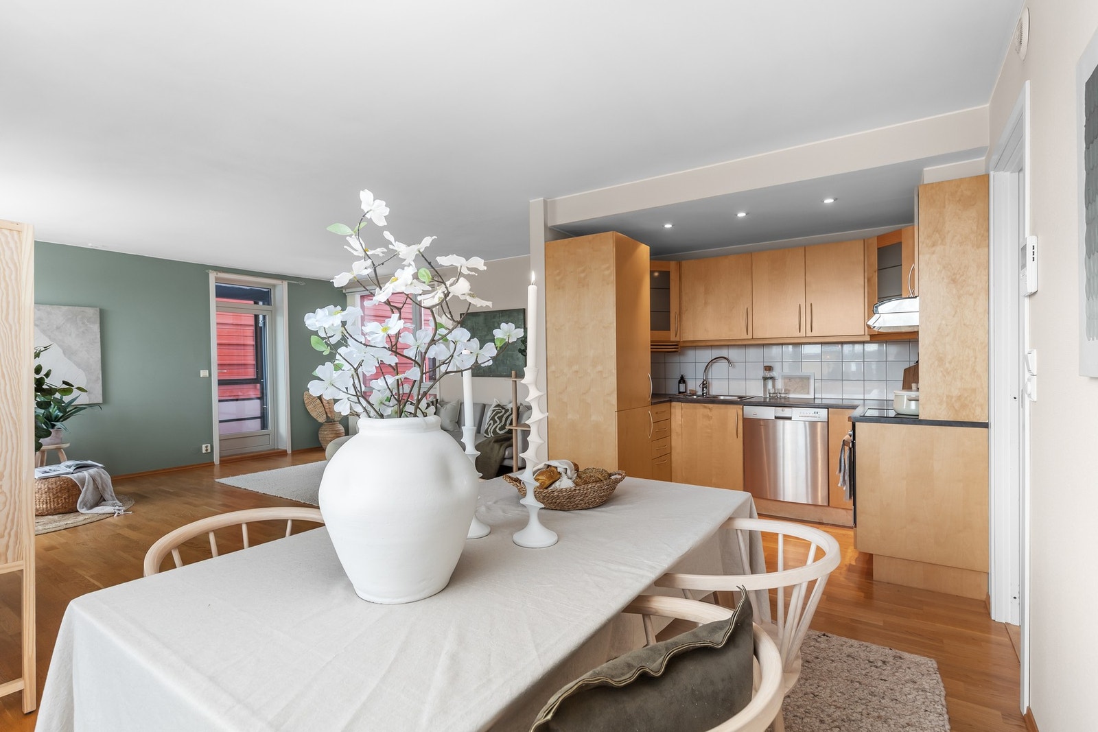 I kobling til spisestue har du videre inn til kjøkken, som ligger skjermet fra stuen. Galleribilde