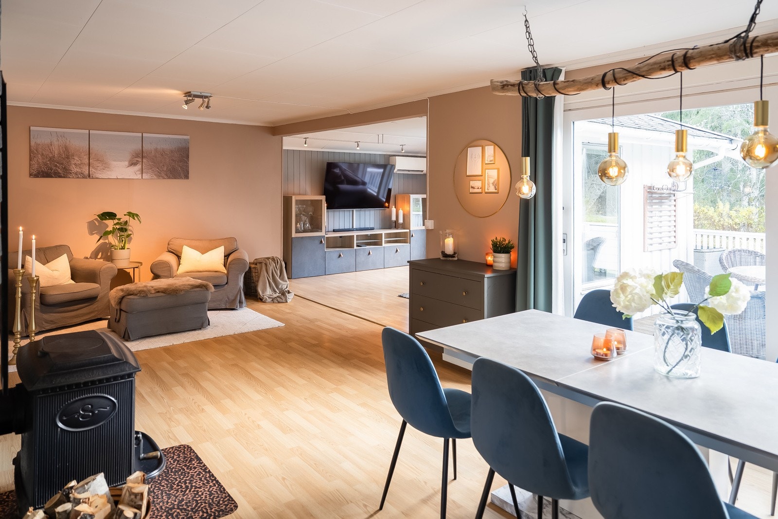 Fra spisestuen har man direkte adgang til boligens veranda på hele 73 kvm, som strekker seg rundt store deler av boligen. Galleribilde