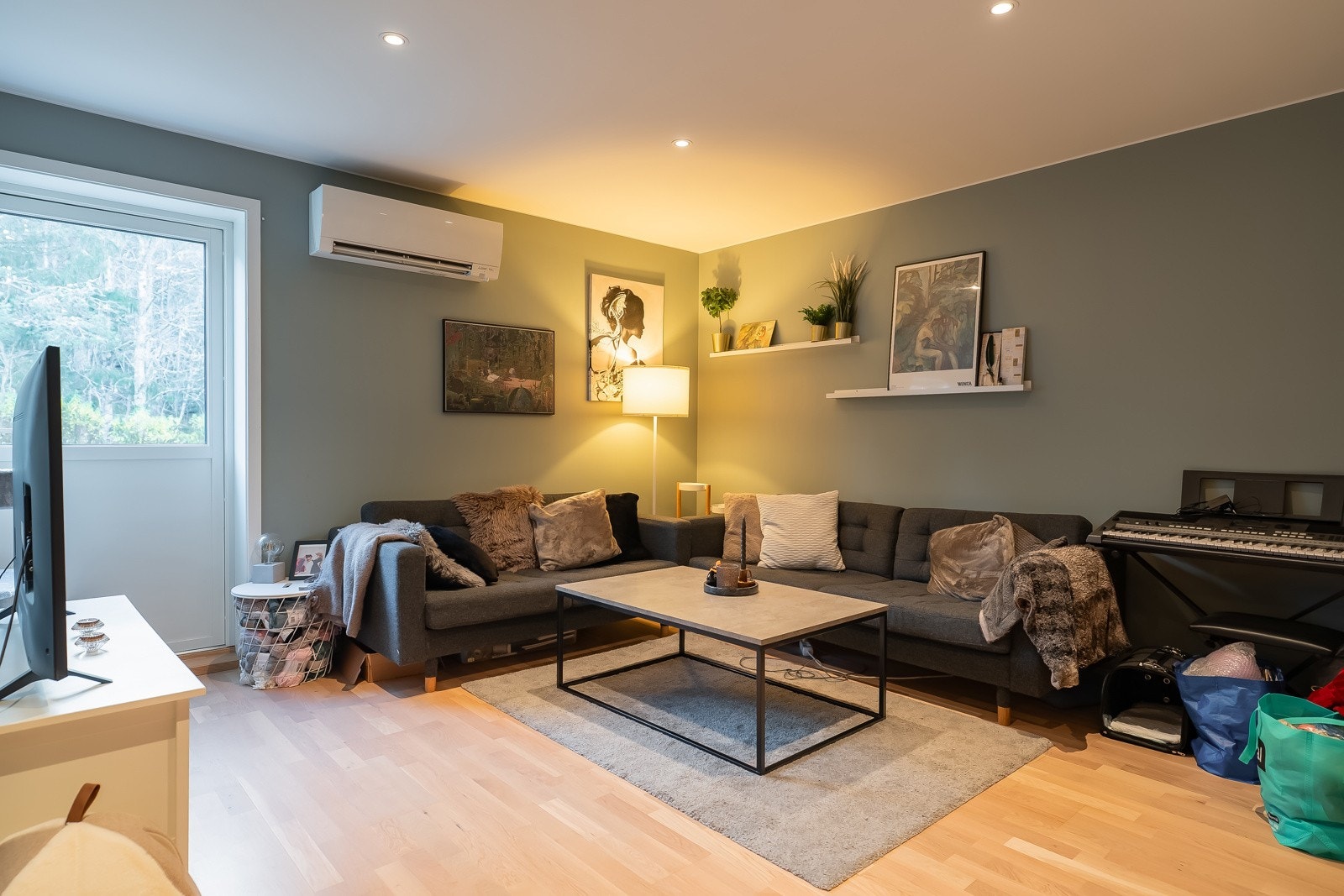 Boligen har også en utleiedel hvor stue og kjøkken utgjør 27,7 kvm. Stuen har godt med plass til både sofagruppe og spisegruppe. Oppvarming via varmepumpe. Fra stuen er det også direkte utgang til egen terrasse på 19 kvm. Galleribilde