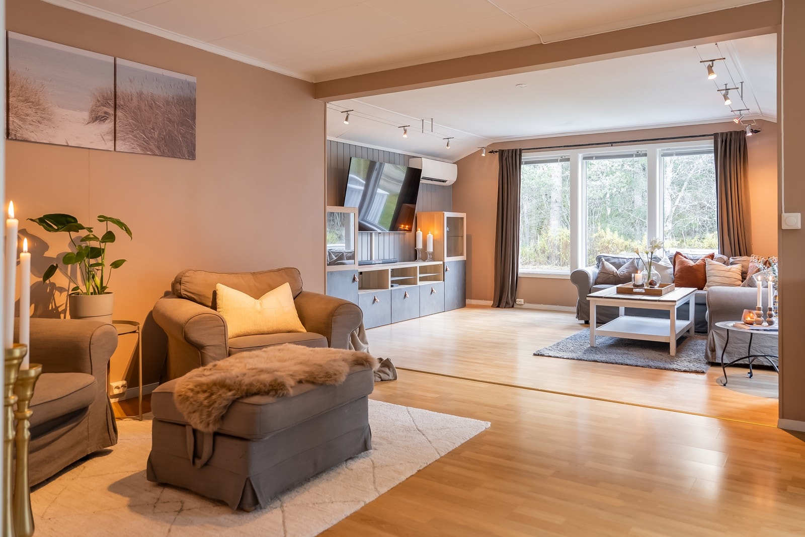 Boligens stue og spisestue måles sammen til over 44 kvm. og har rikelig med plass til flere sofagrupper, samt spisegruppe. Galleribilde