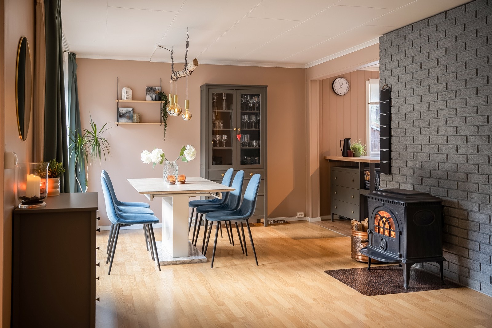 Stuen varmes opp via varmepumpe og vedovn som sammen gir en god temperatur i boligen året rundt. Galleribilde