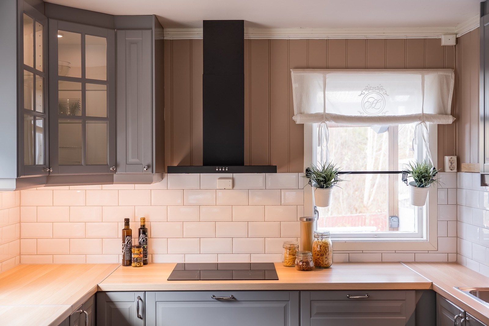 Integrerte hvitevarer som medfølger handelen er kombiskap, oppvaskmaskin, platetopp, stekeovn og mikrobølgeovn. Galleribilde