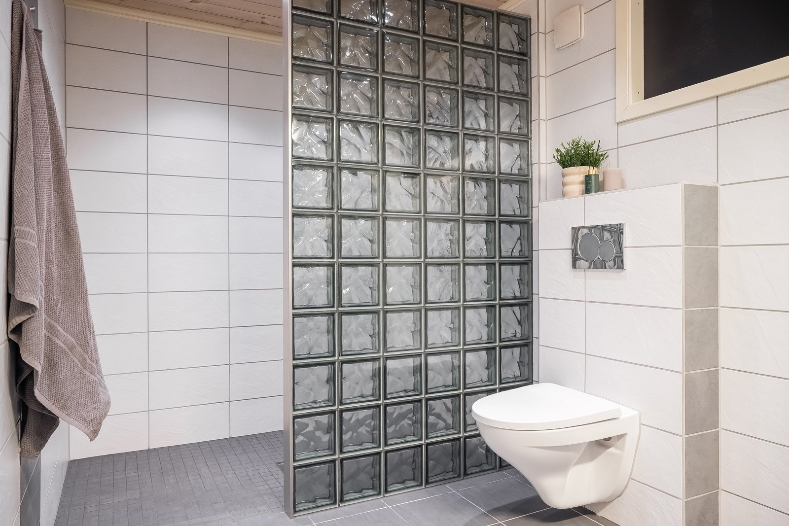 Det er ikke avdekket fukt på badet ihht tilstandsrapporten. Galleribilde