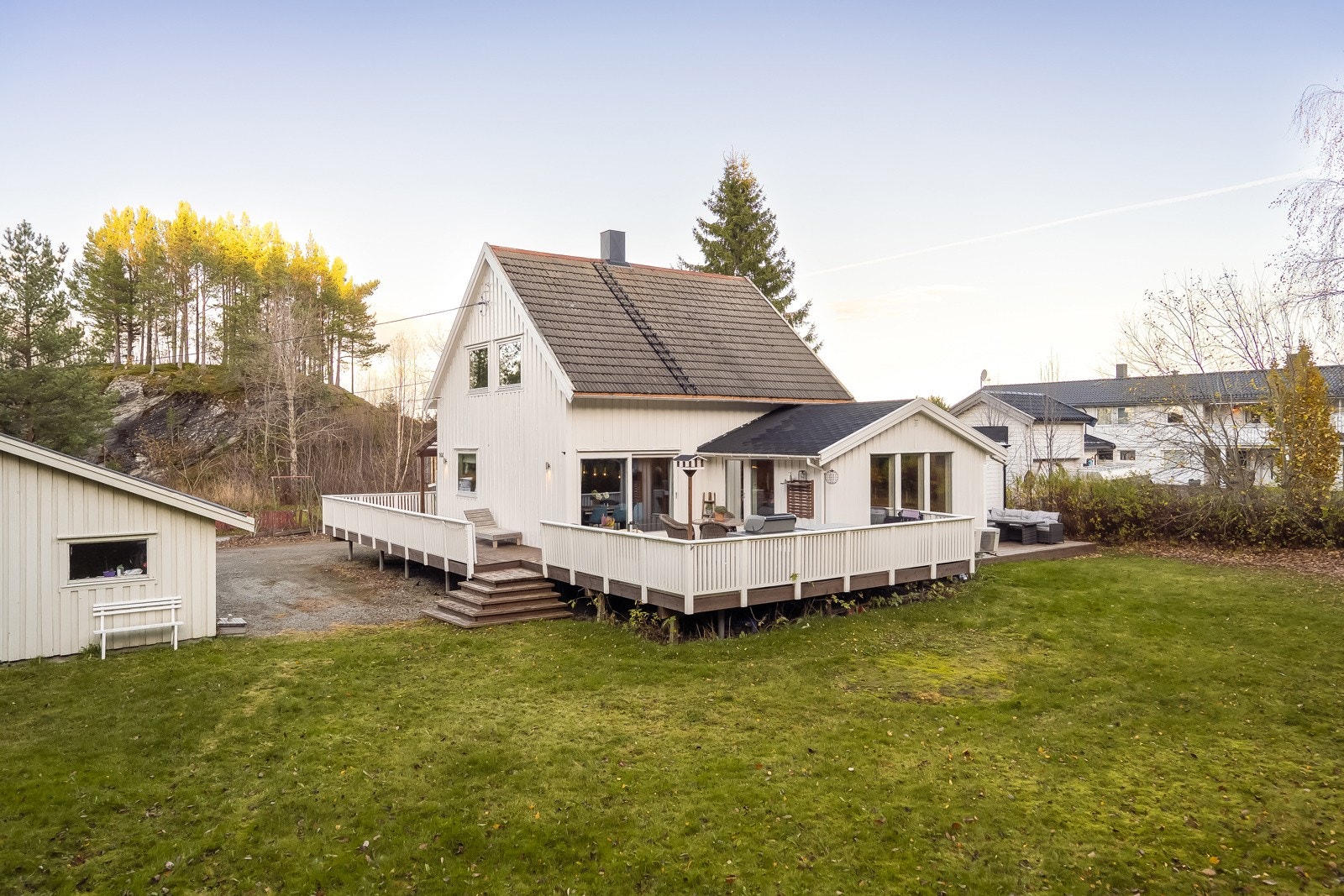 PrivatMegleren v/ Marius Kristoffersen har gleden av å presentere Gevingåsen 144, en flott enebolig med egen utleieenhet. Galleribilde