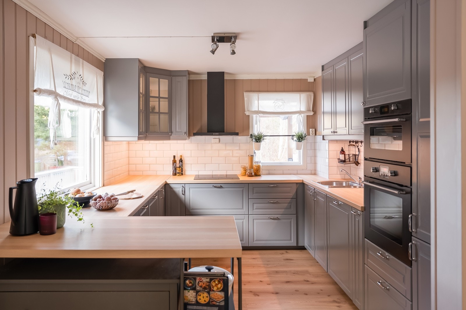 Kjøkkenet byr på godt med skap- og benkeplass. Galleribilde