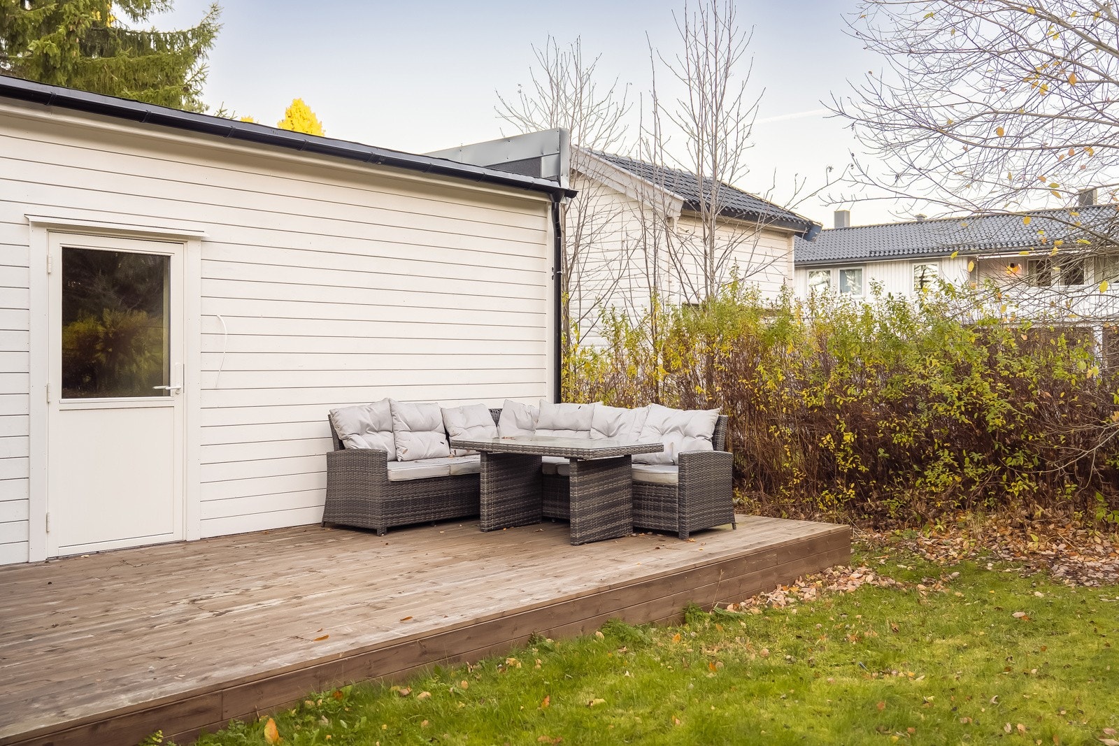 Utleieenheten har et eget separat uteområde skjermet for hovedhuset. Galleribilde