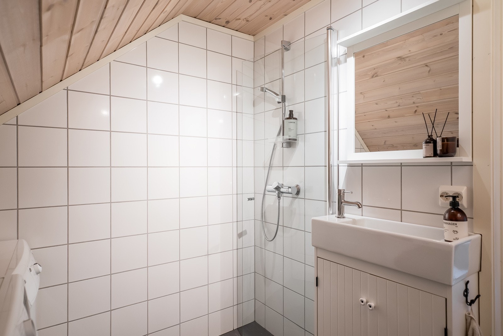 Flislagt baderom som kombineres med vaskerom. Badet ble sist pusset opp i 2016, er innredet med servant med underskap, toalett dusjvegger av glass, samt opplegg for vaskemaskin og tørketrommel. Galleribilde