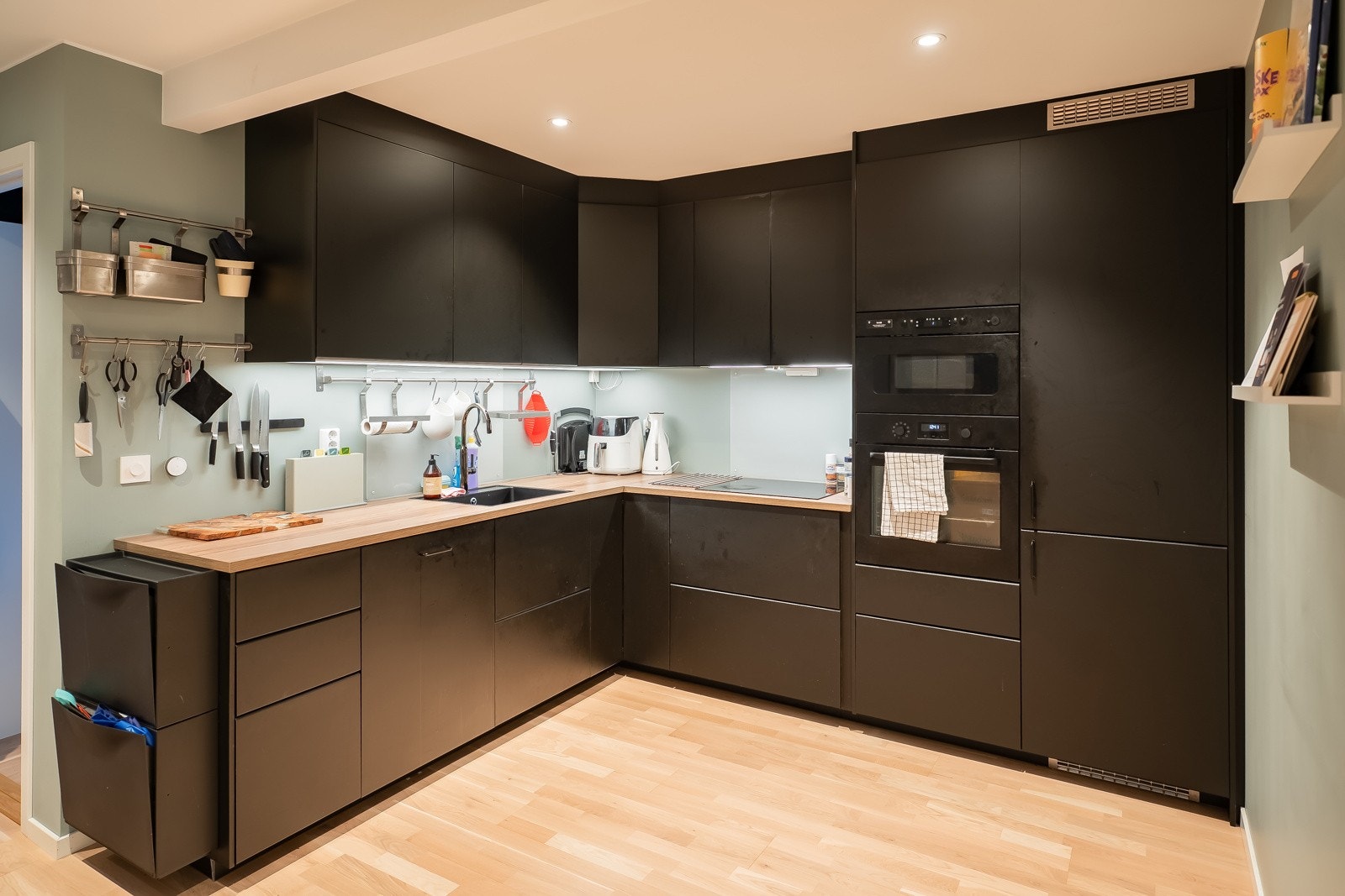 Utleiedelen har et moderne kjøkken med integrerte hvitevarer, komfyrvakt, og lekkasjevakt etablert. Galleribilde