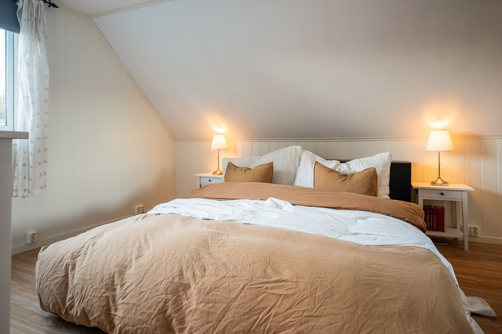 Soverommene måles til 13,2 kvm, 9,2 kvm, 6 kvm, og 5,9 kvm. Galleribilde