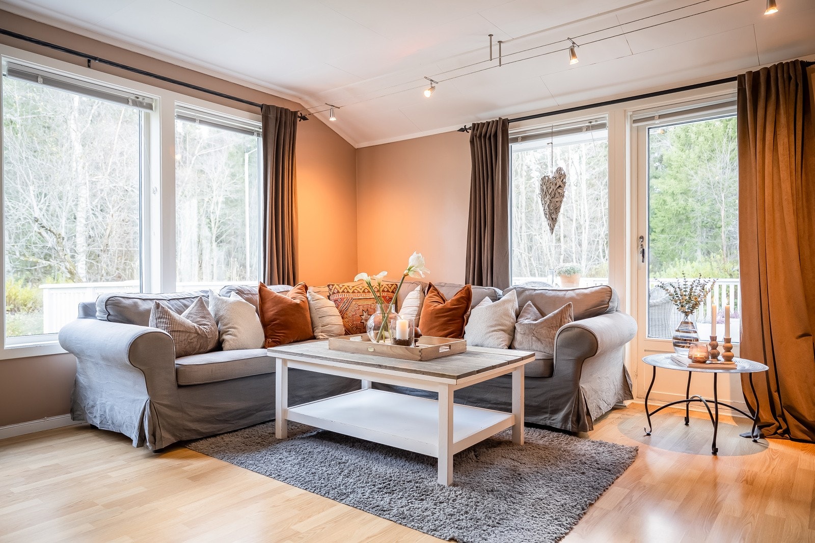 Stuen nyter godt av store vindusflater som gir rikelig med naturlig lysinnslipp. Galleribilde