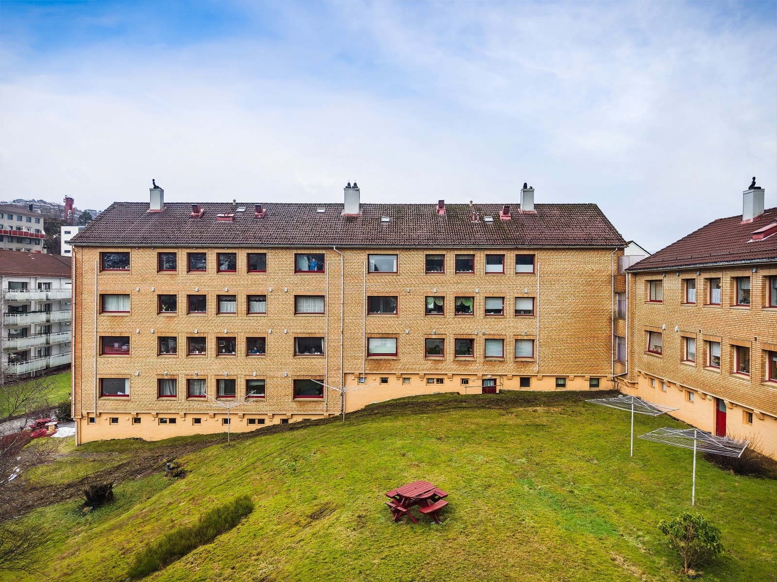 Leiligheten ligger vendt mot grøntarealet til det veldrevne borettslaget på Landås. Galleribilde