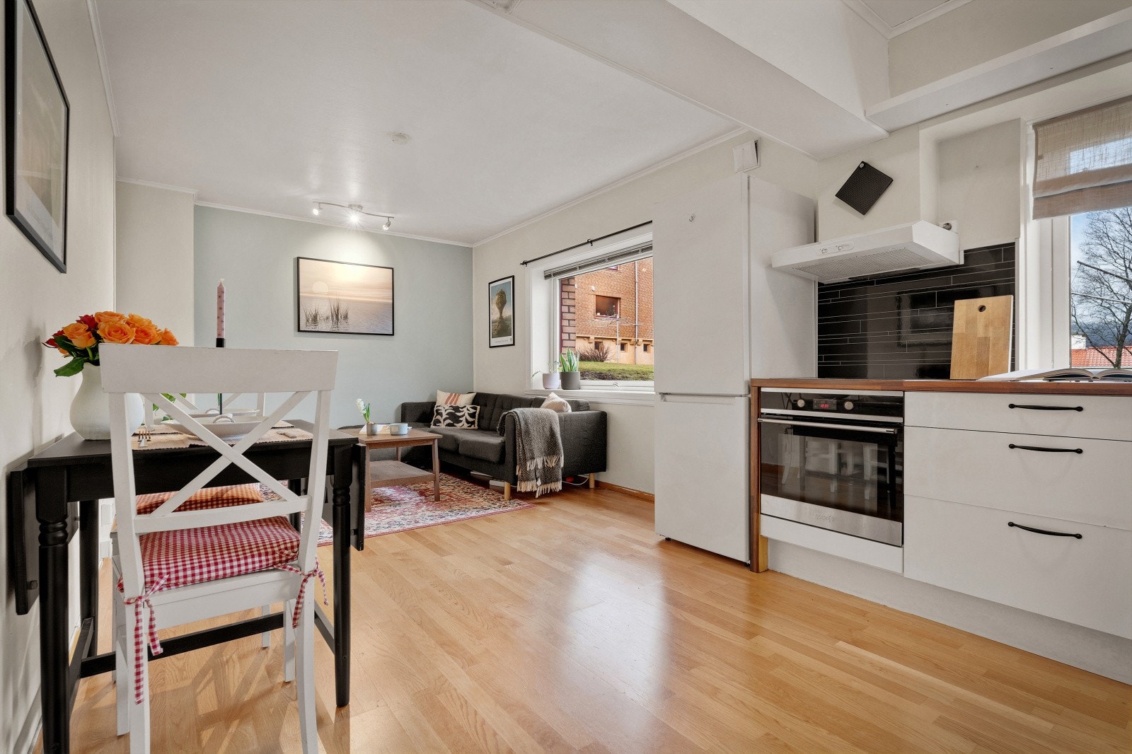 Videre inn i leiligheten møtes man av et super hyggelig oppholdsrom. Galleribilde