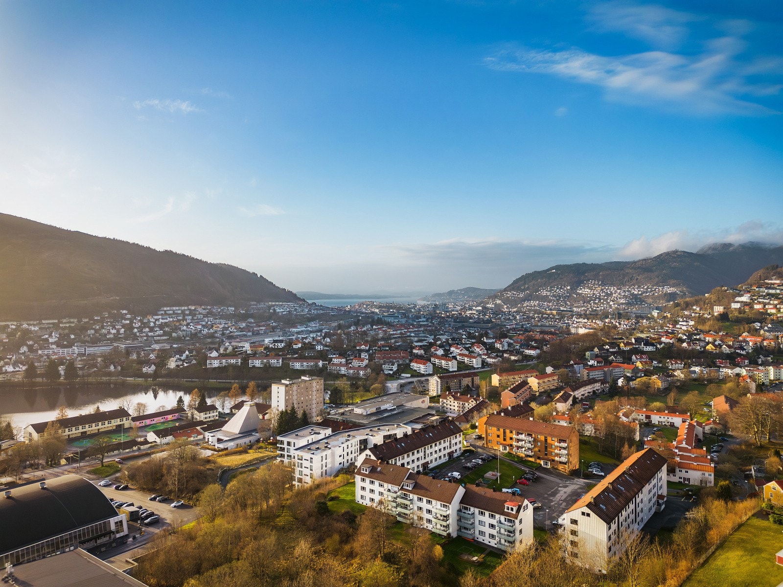 Her bor du sentralt på Landås med kort vei til alt du måtte trenge. Kun 5 min gange til Sletten senter! Galleribilde