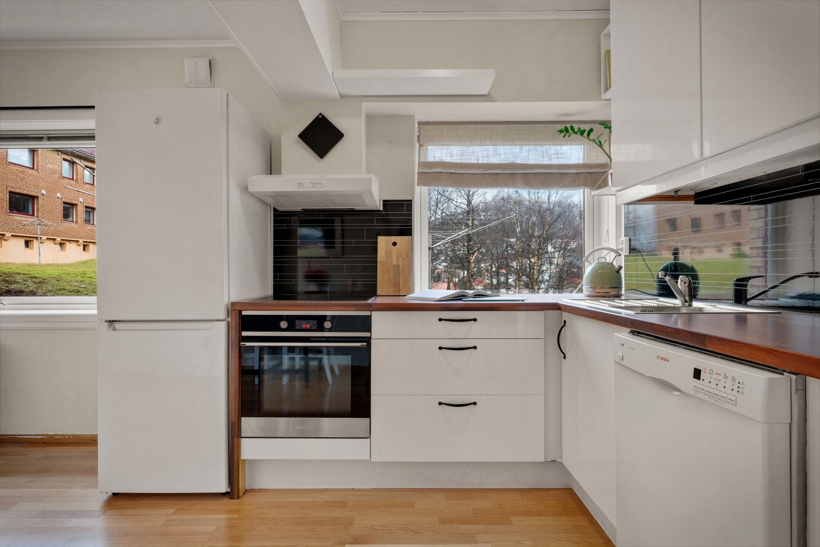 Kjøkkenet har en fin utforming med god skap- og benkeplass. Galleribilde