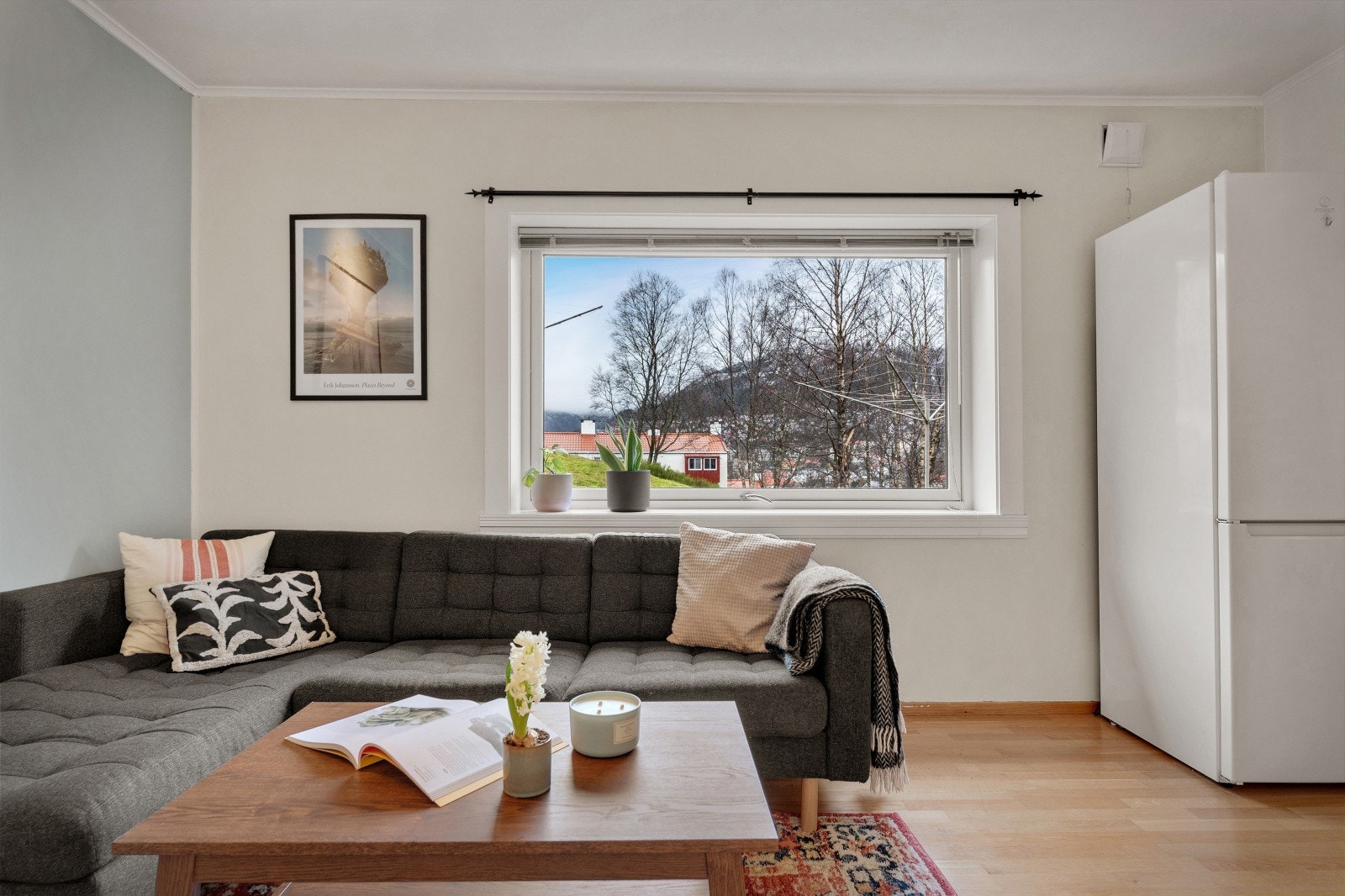 Det er plass til å innrede med en god sofagruppe i stuen. Fra stue/kjøkken er det utsikt mot lagets grøntareal. Galleribilde