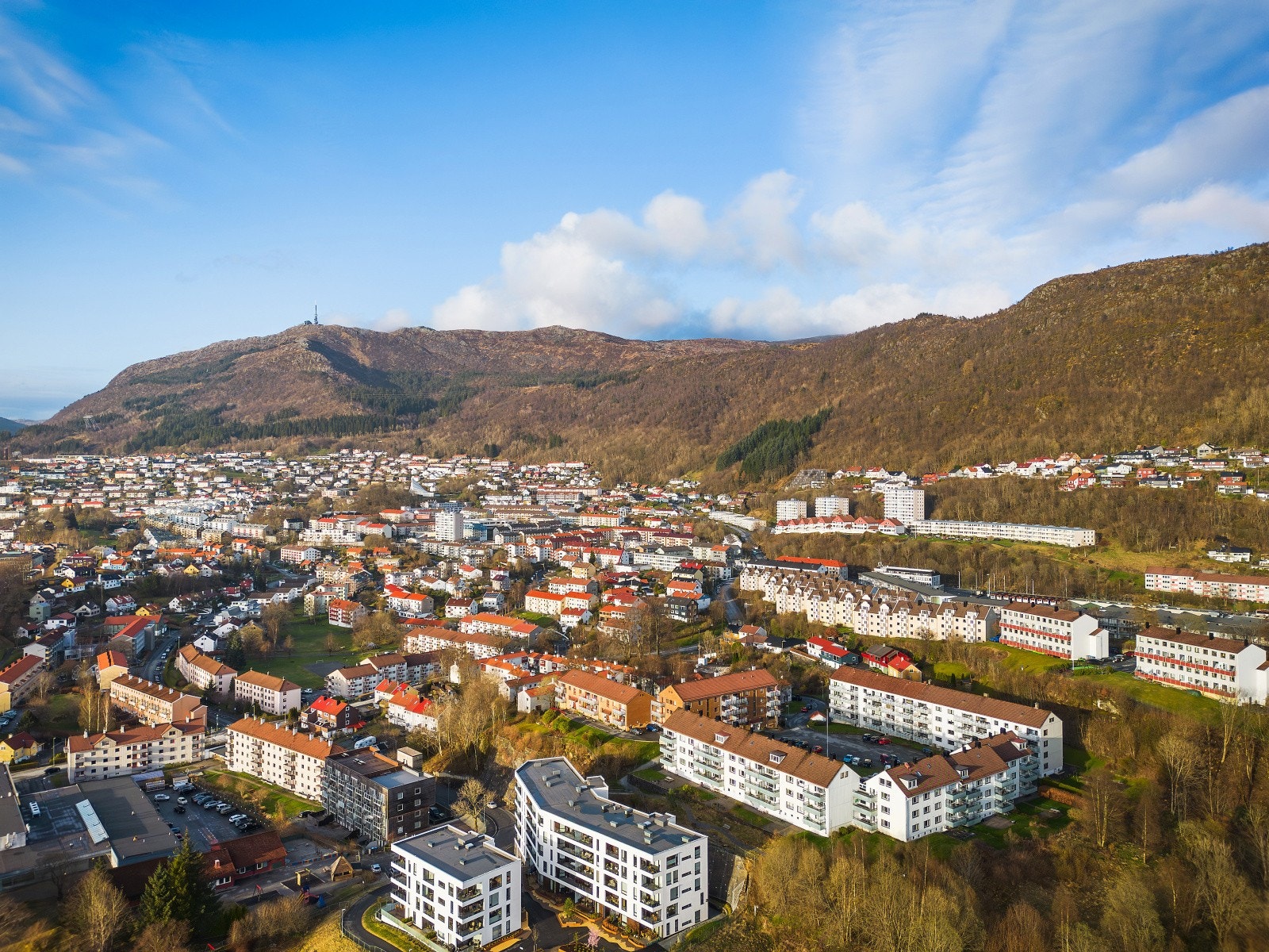 Her bor du sentralt og tilbaketrukket med kort vei til alt du måtte trenge i hverdagen. Galleribilde