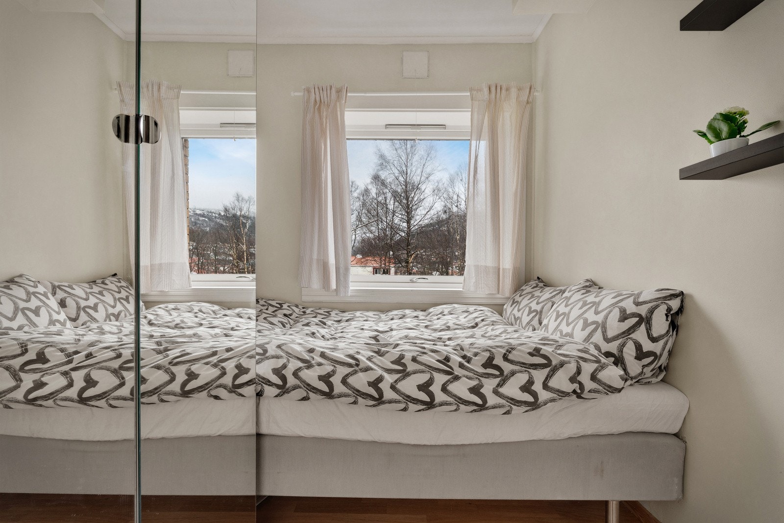 På soverommet er det plass til seng og et dobbelt garderobeskap. Galleribilde