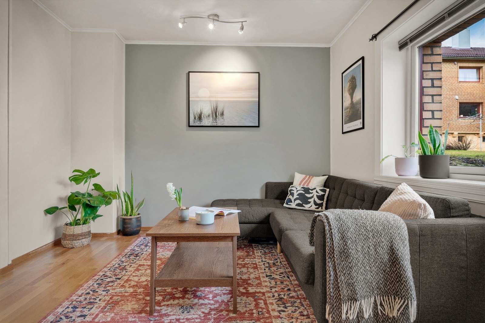 Her er det flott eikeparkett på gulv og malte flater i tidløse farger. Galleribilde