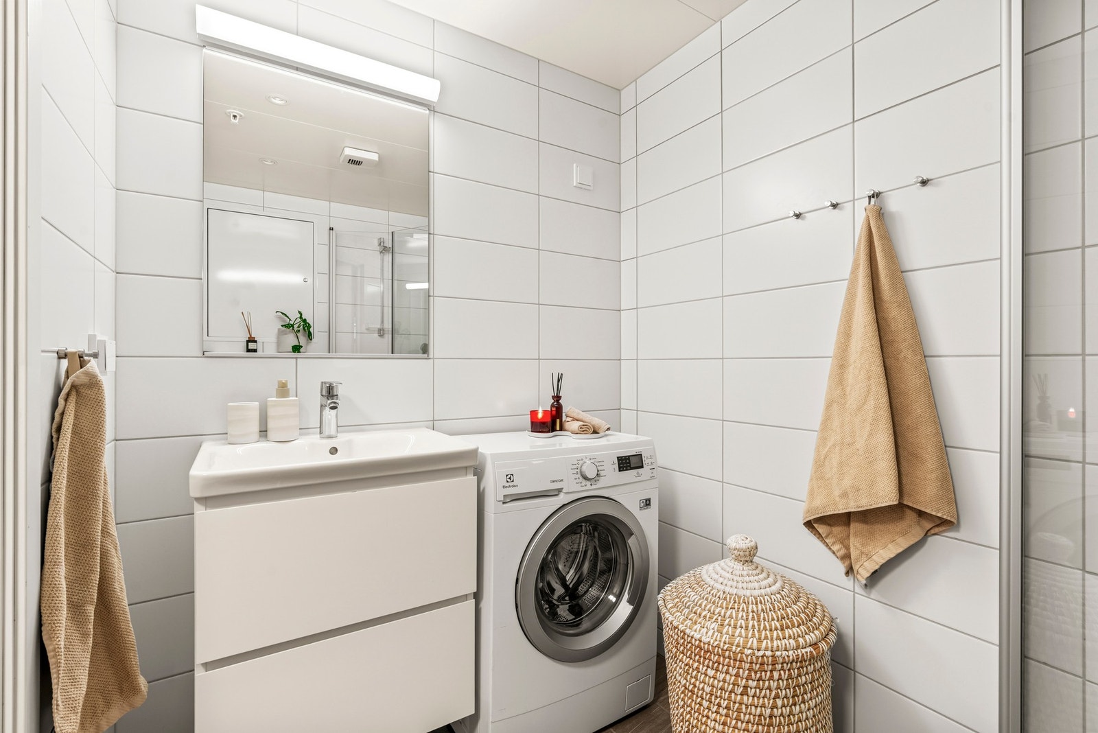 Rommet er av god størrelse med plass til det du måtte ønske av baderomstilbehør. Galleribilde