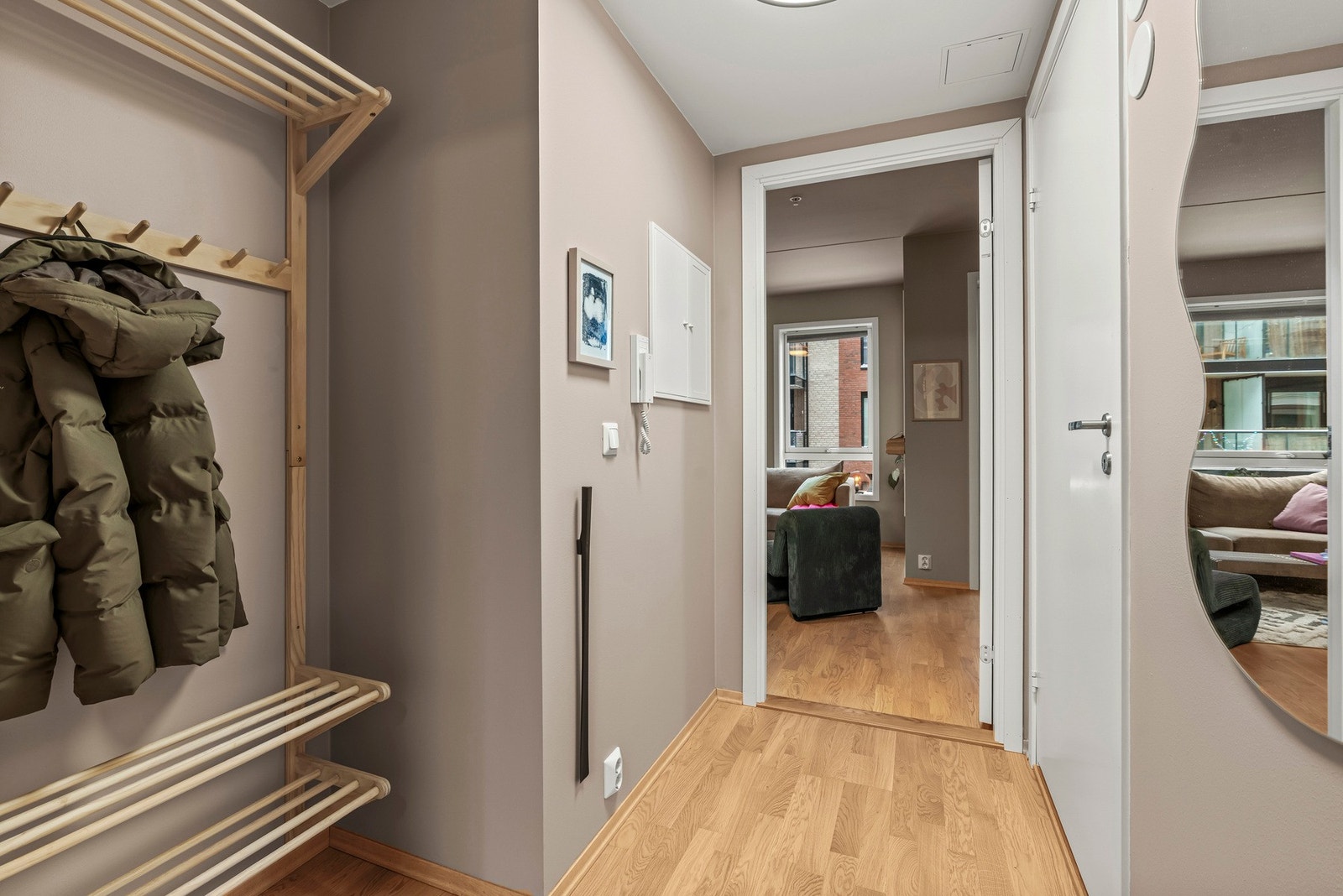Fin entré med plass til ytterbekledning i egen nisjé. Innbydende fargevalg som også er gjennomgående for leiligheten. Galleribilde