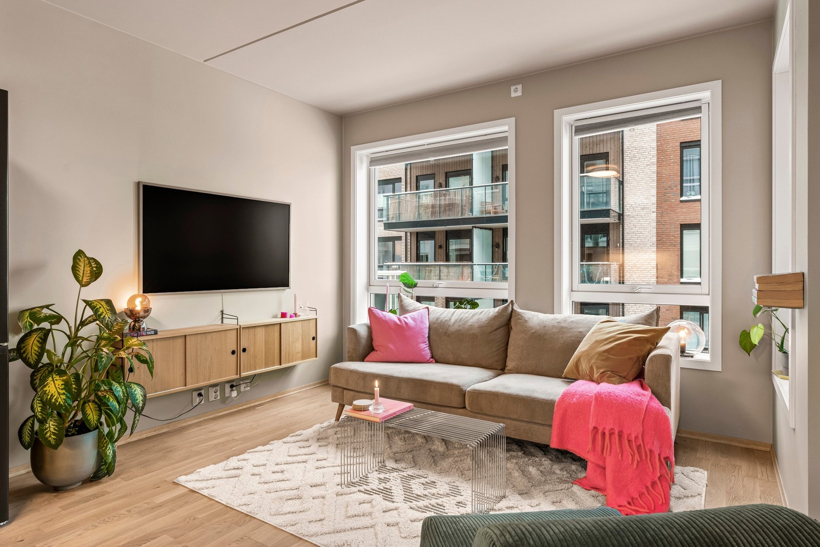 Nåværende eier har malt leiligheten i duse, nydelige farger som harmonerer godt med hverandre - her kan du flytte rett inn! Galleribilde