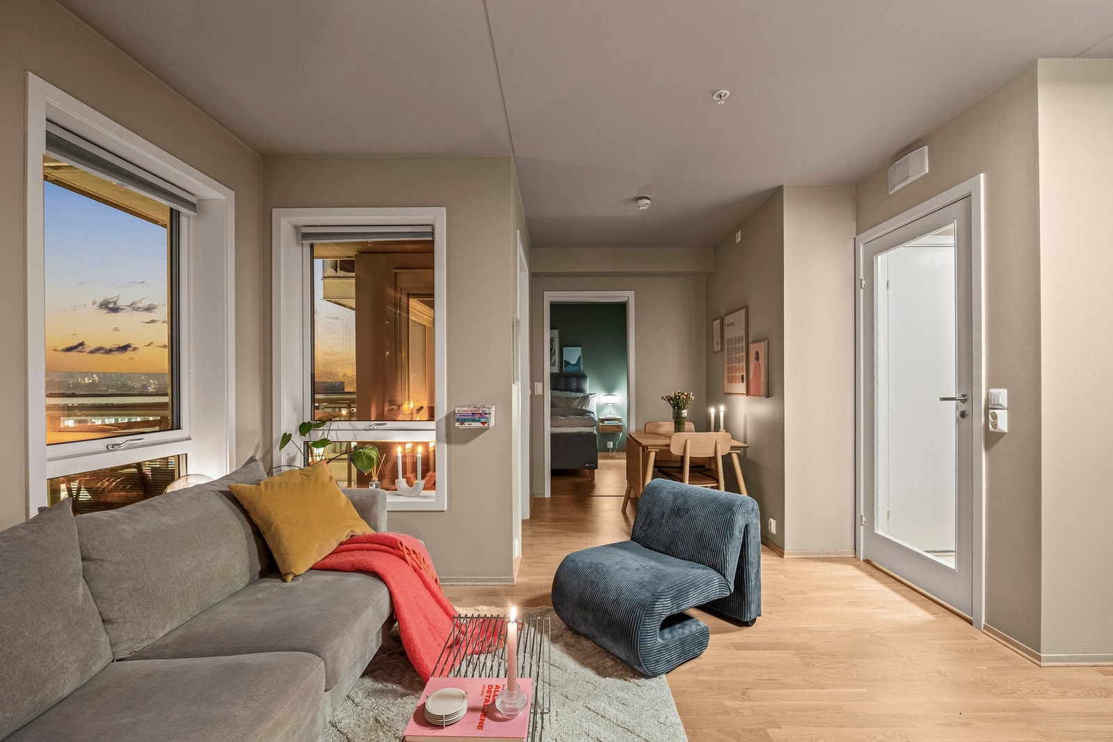 Den arealeffektive planløsningen gir rom for sofa- og medieløsning samt eget spisebord. Galleribilde