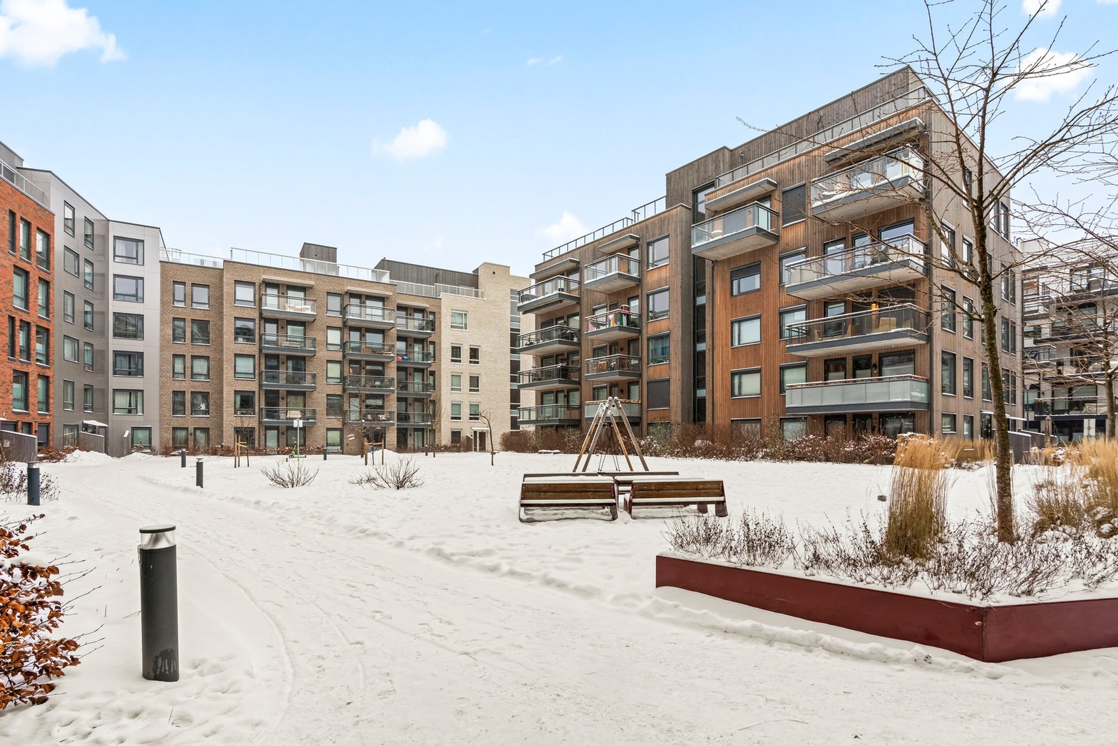 Bebyggelsen er plassert slik at det omslutter et stort, felles grønt tun. Galleribilde