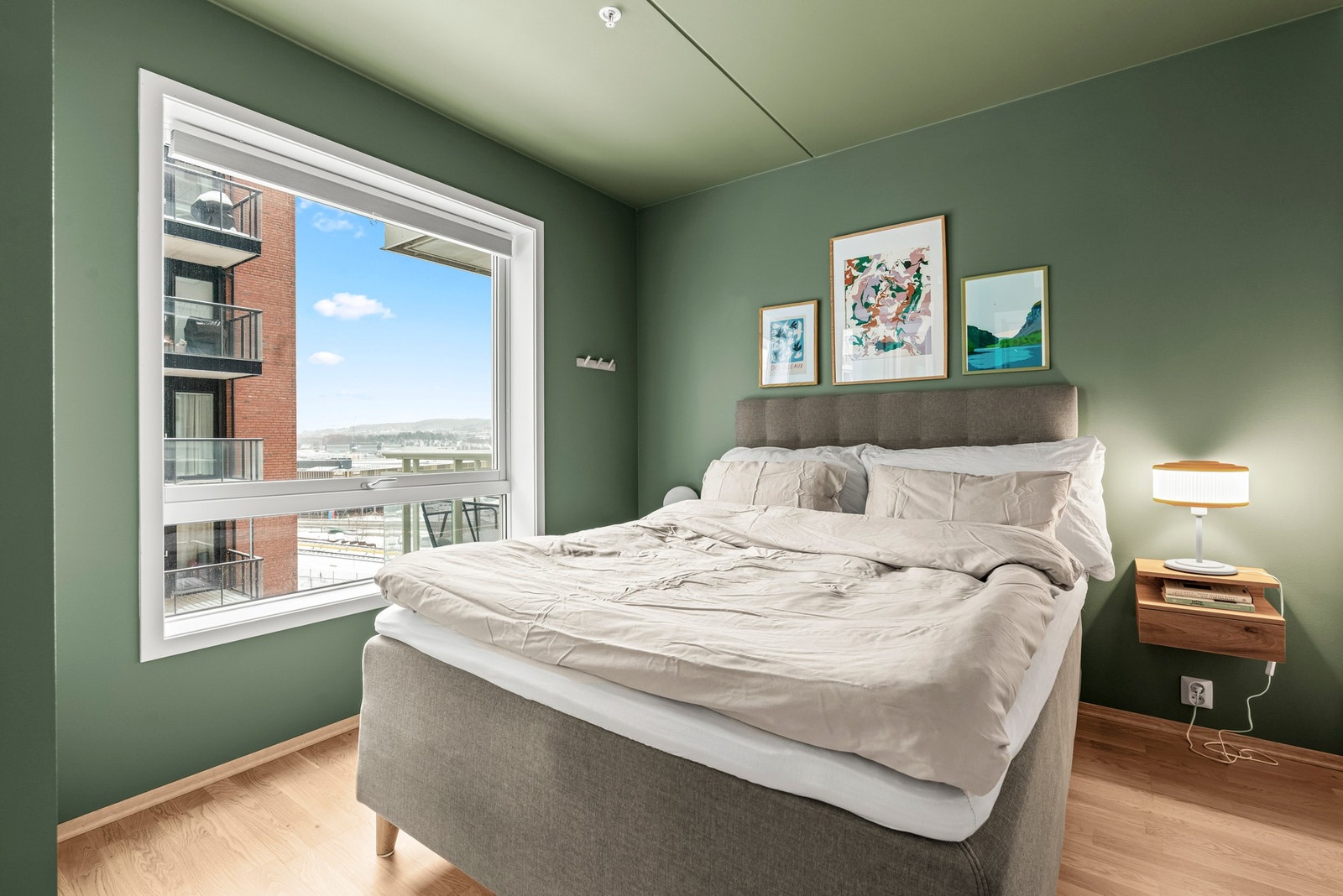 Boligens soverom er av god størrelse med plass til dobbeltseng og tilhørende møblement Galleribilde