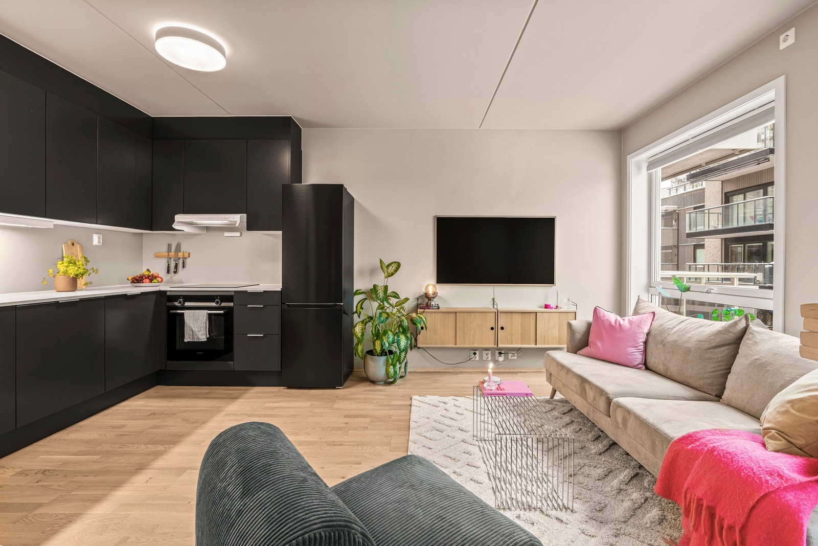 Ellers er stuen i en helt åpen og sosial løsning mot kjøkkenet. Galleribilde