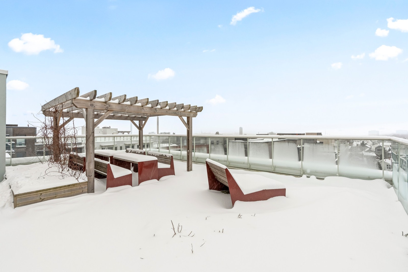 Tilgang til felles takterrasse med sittegrupper og treningsapparater. Galleribilde