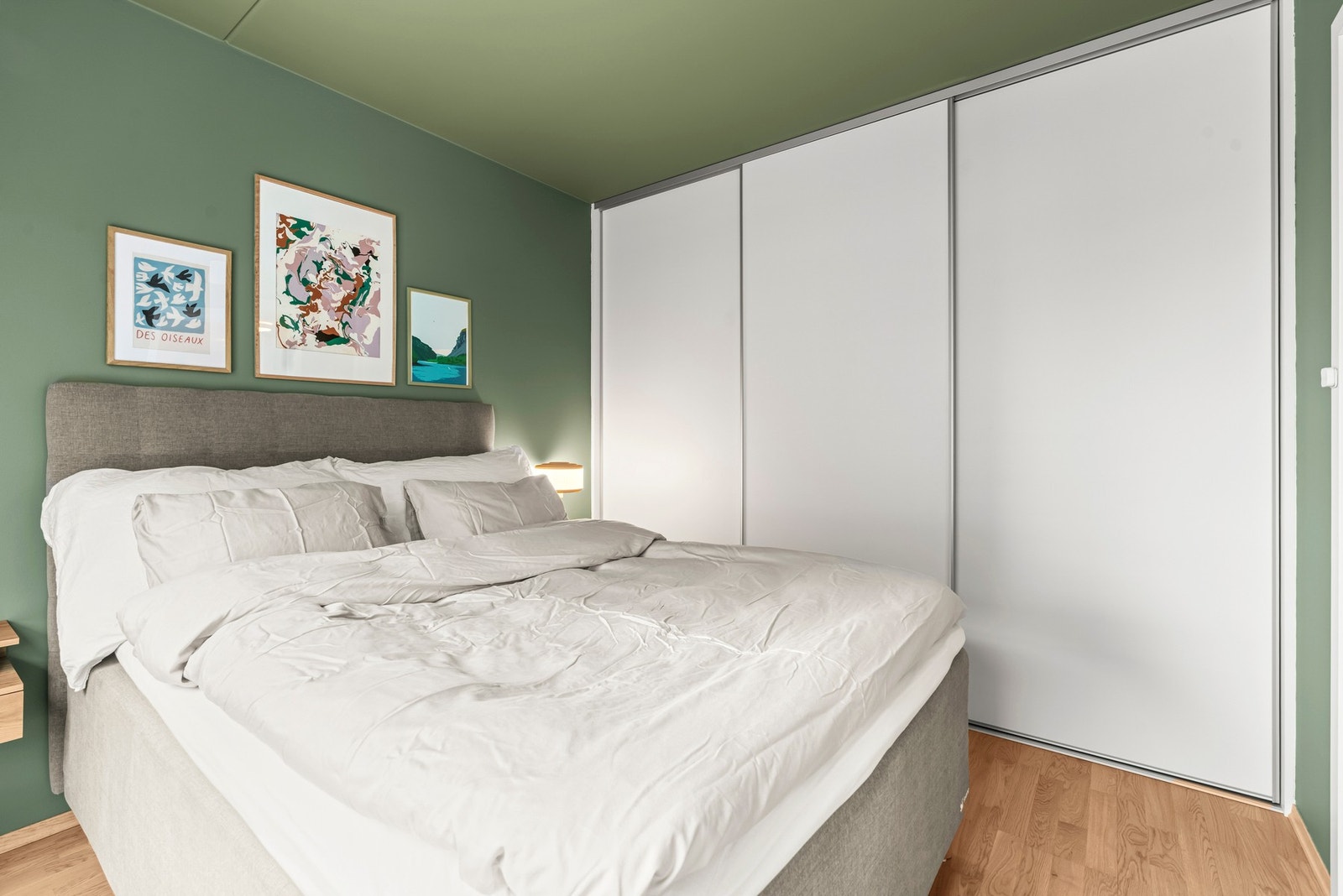 Stor skyvedørsgarderobe med innredning medfølger. Galleribilde