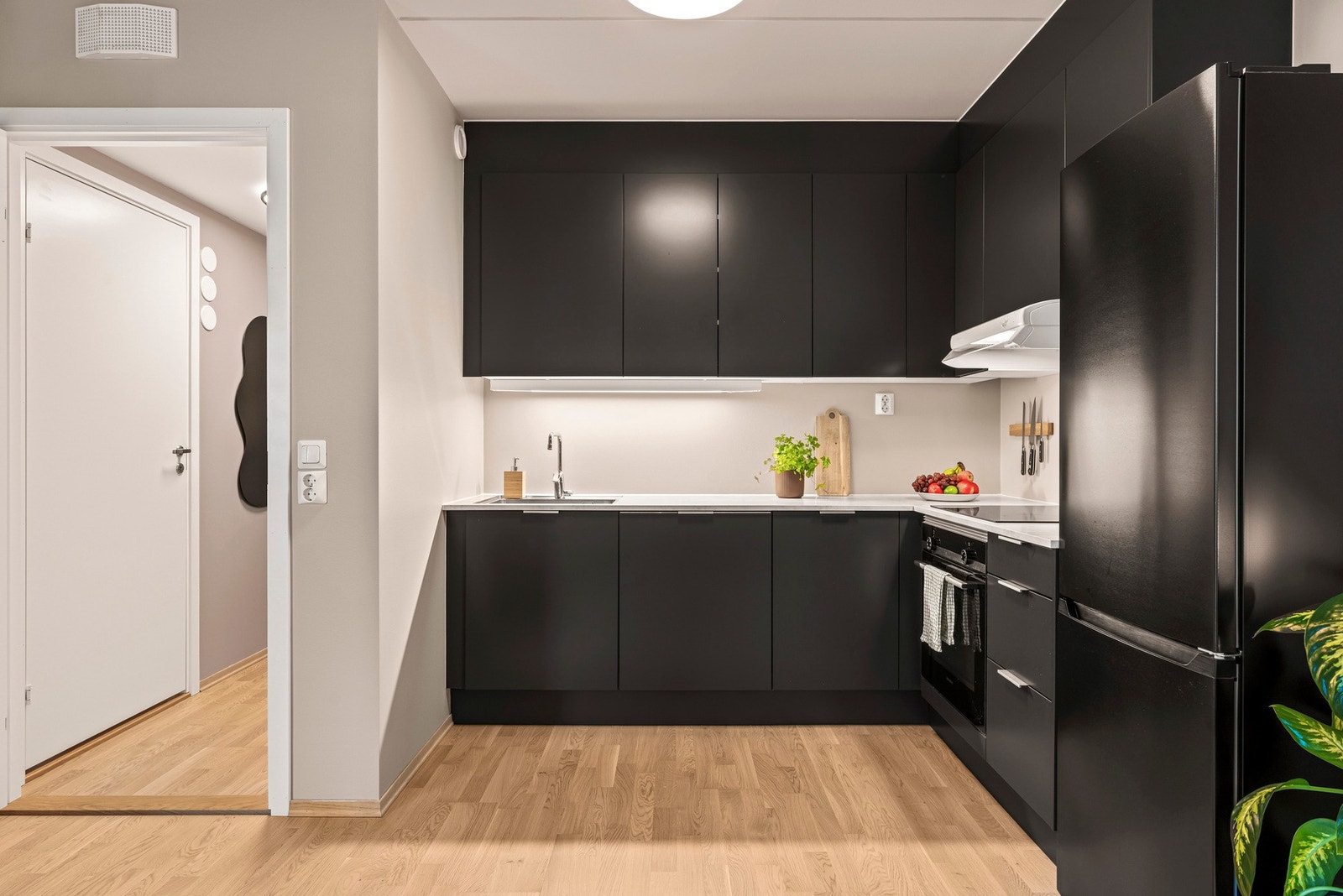 Kjøkkenet holder en god standard og er godt utnyttet med benke- og skapplass. Alle hvitevarer medfølger. Galleribilde