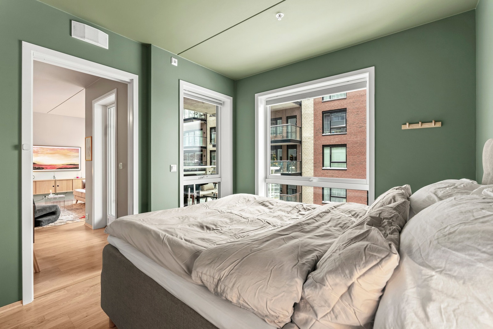 En dus grønnfarge gir en rolig atmosfære. Galleribilde