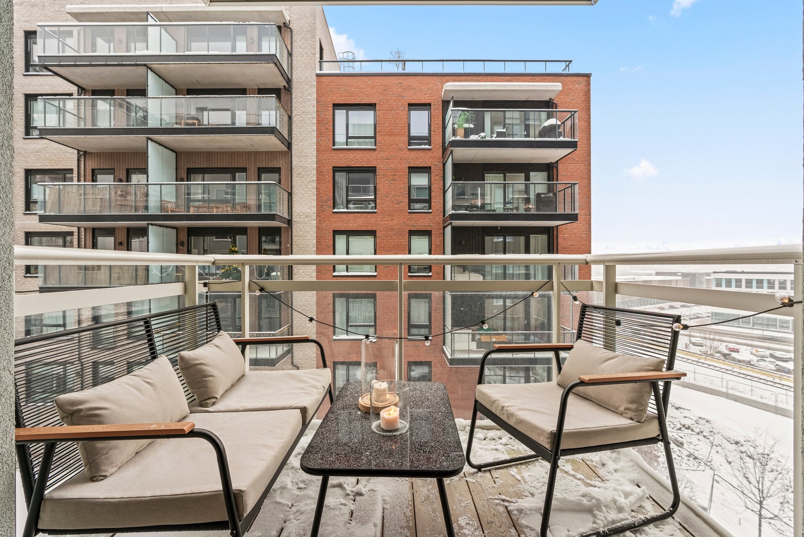 Denne balkongen vil du sette pris på i sommerhalvåret. Høy og fritt i 3. etasje med god utsikt. Galleribilde