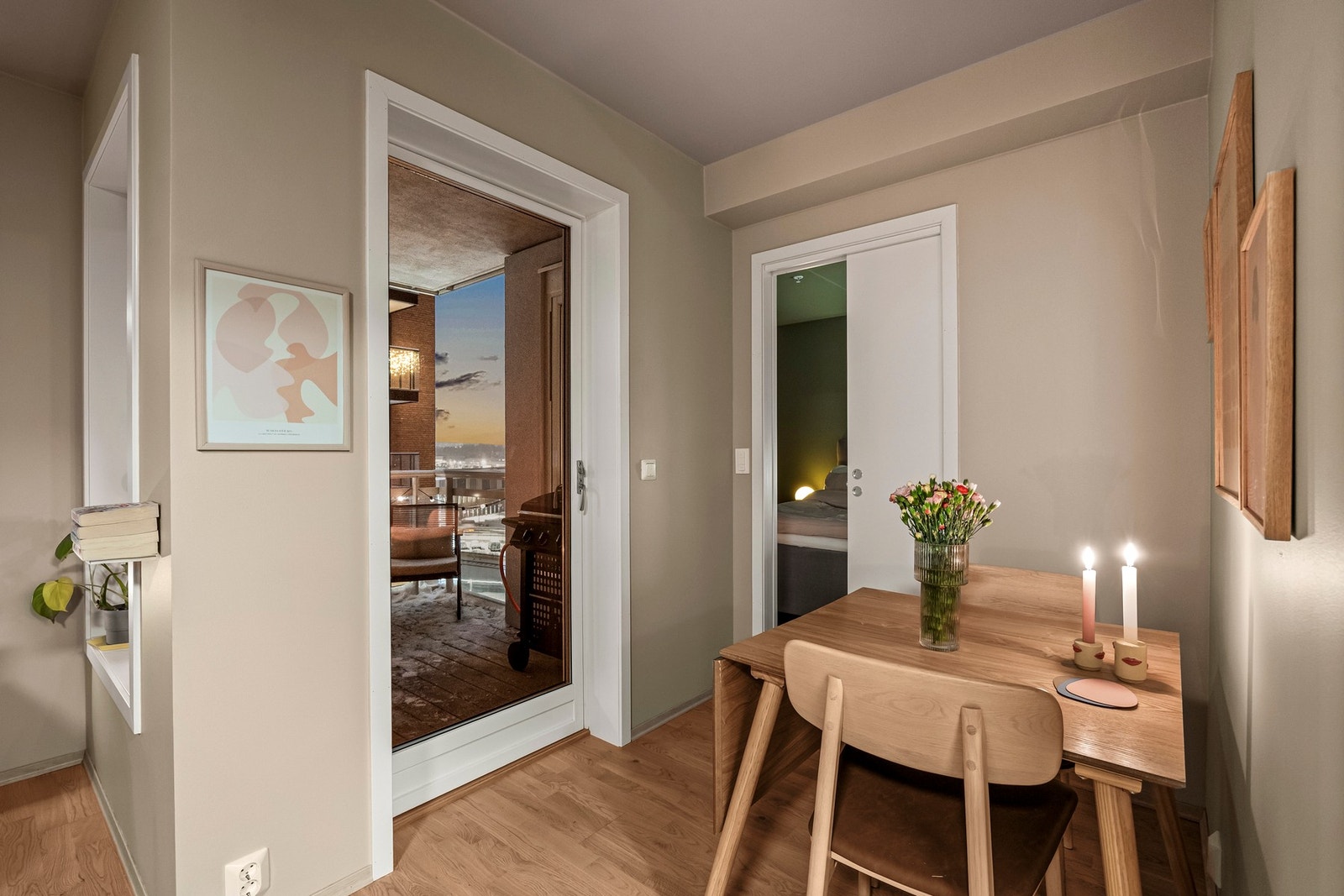 Spisebordet kan plasseres så den har enkel tilgang ut til balkongen. Galleribilde