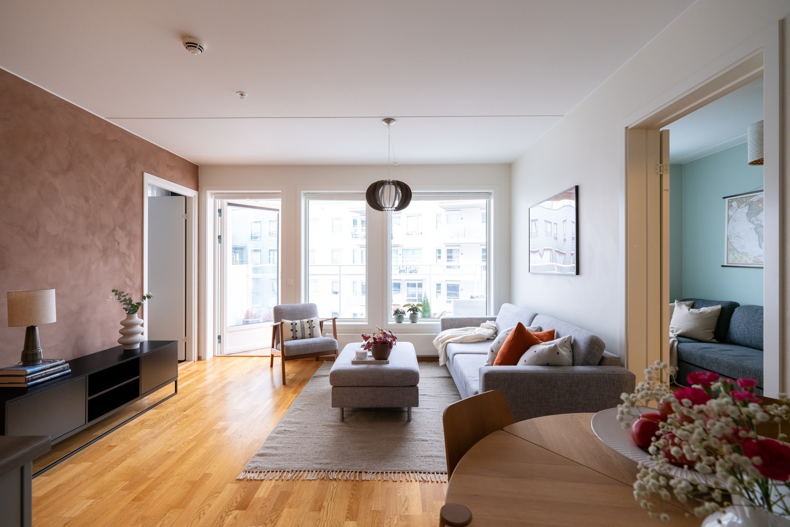 Her får man godt med naturlig lys fra generøse vindusflater, noe som sammen med den gode takhøyden gir en lys og luftig romfølelse. Galleribilde