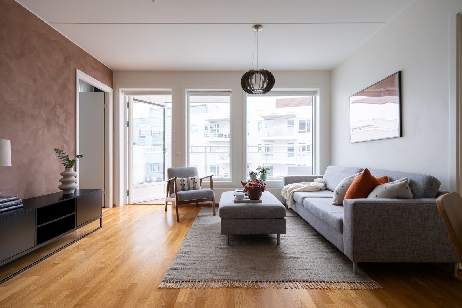 Rommet har en fin planløsning som gir en naturlig inndeling i ulike soner med plass for sofa med tilhørende møblement samt spisestue. Galleribilde