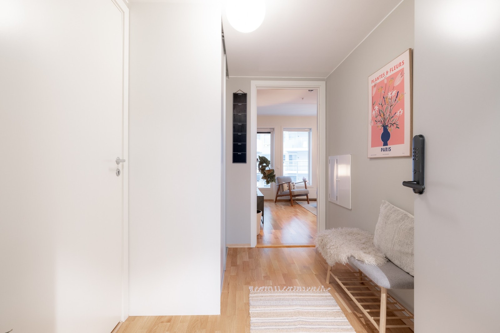 I gangen er det montert plassbygd garderobeinnredning fra Garderobeeksperten med god oppbevaringsplass for all slags yttertøy og sko. Galleribilde